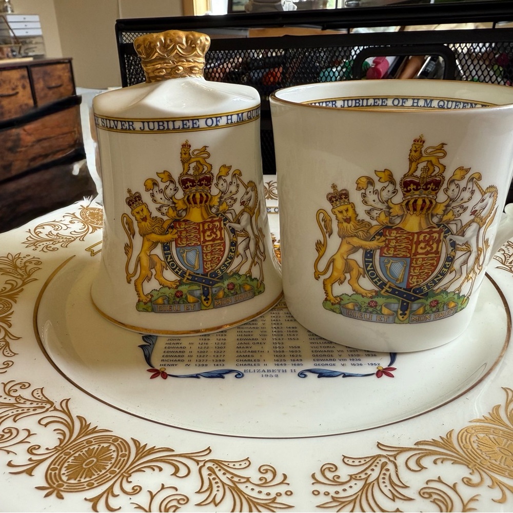 Royal Crest White and Gold Mug Set